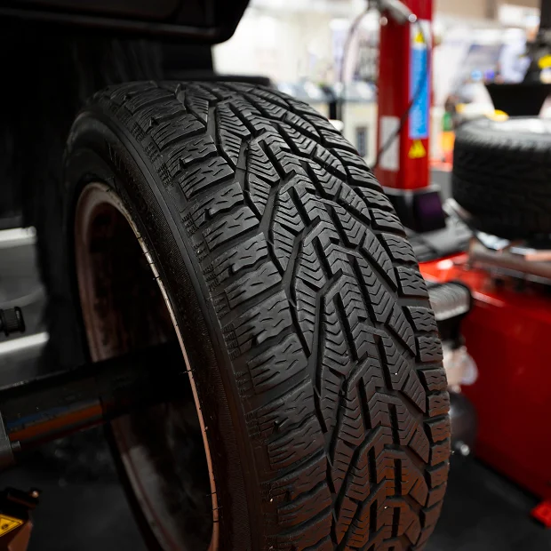 Pneu de voiture avec un profil de bande de roulement complexe sur un équilibreur de roues Les Essarts-le-Roi dans les Yvelines 78